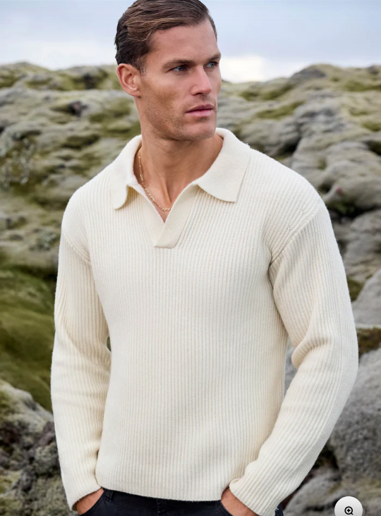 Maglia Uomo a V a Maniche Lunghe – Eleganza Quotidiana